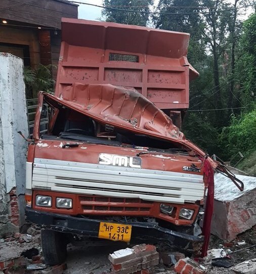 हिमाचल प्रदेश: मंडी में सुबह-सुबह दर्दनाक हादसा, घर में अचानक जा घुसा बेकाबू ट्रक