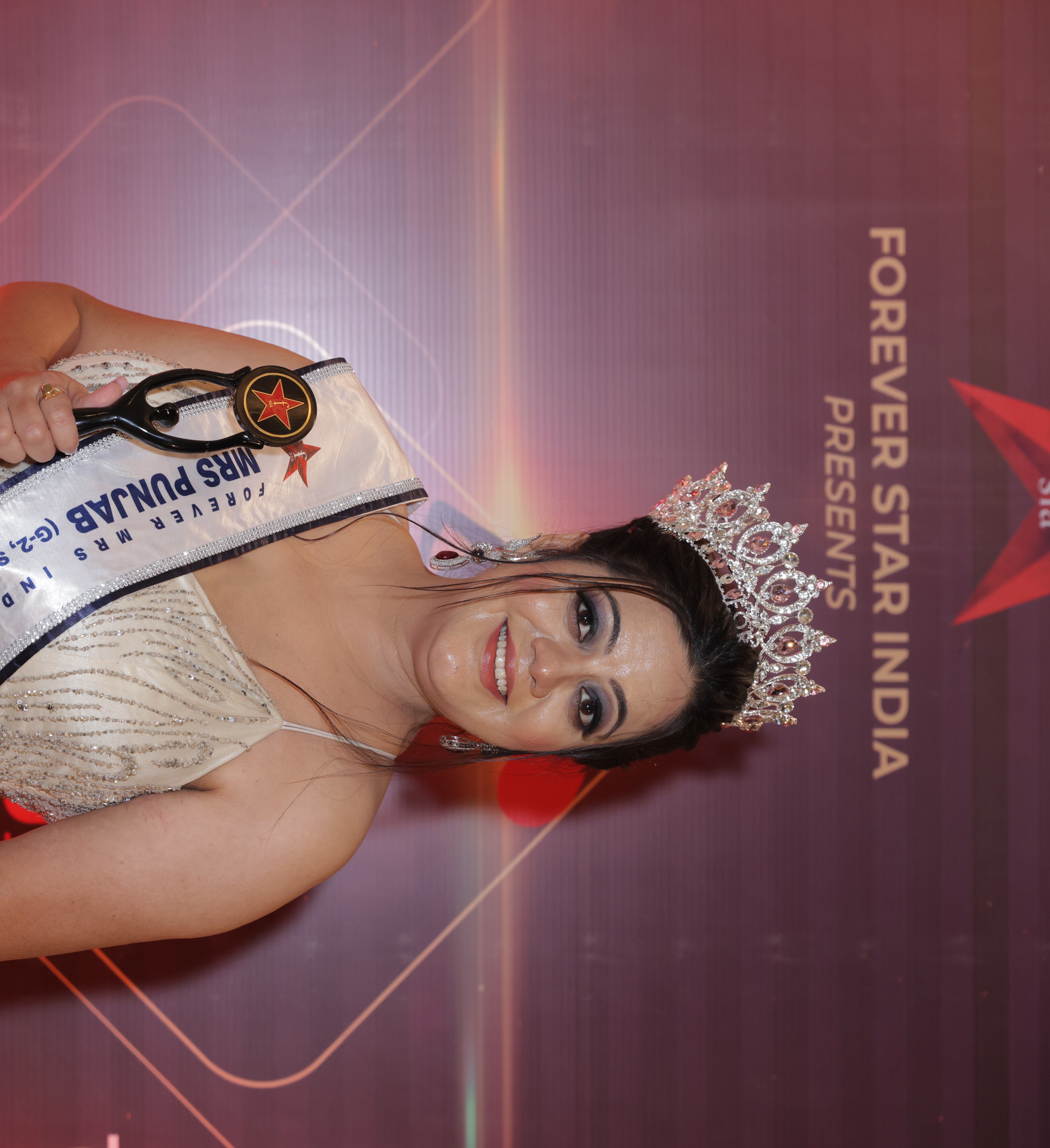 मिसेज पंजाब सिल्की देवान ने फॉरएवर मिस मिसेज टीन 2022 में जी 2 कैटेगरी में शाइनिंग स्टार का टाइटल किया अपने नाम