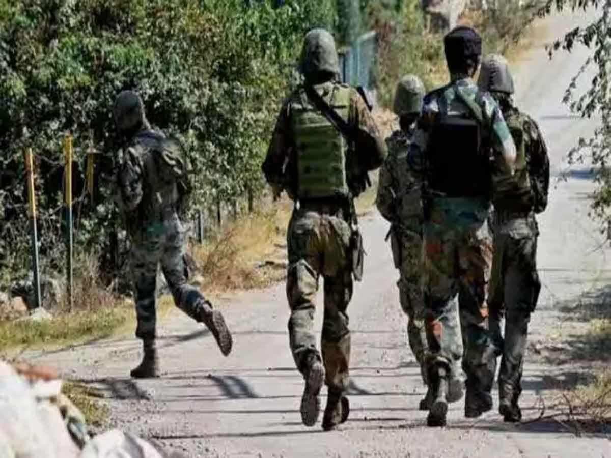 J&K: राजौरी में आतंकियों और सुरक्षा बलों के बीच एनकाउंटर जारी, सेना के दो जवान शहीद