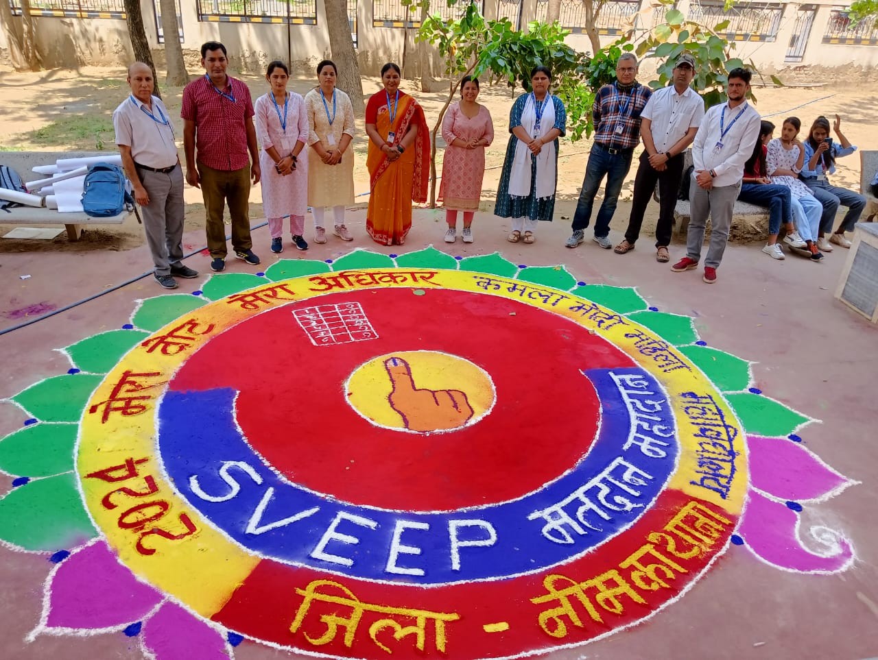 चित्रकार यादव के साथ 6 छात्राओं ने मिलकर बड़ी रंगोली बनाकर दिया जागरूकता का  संदेश