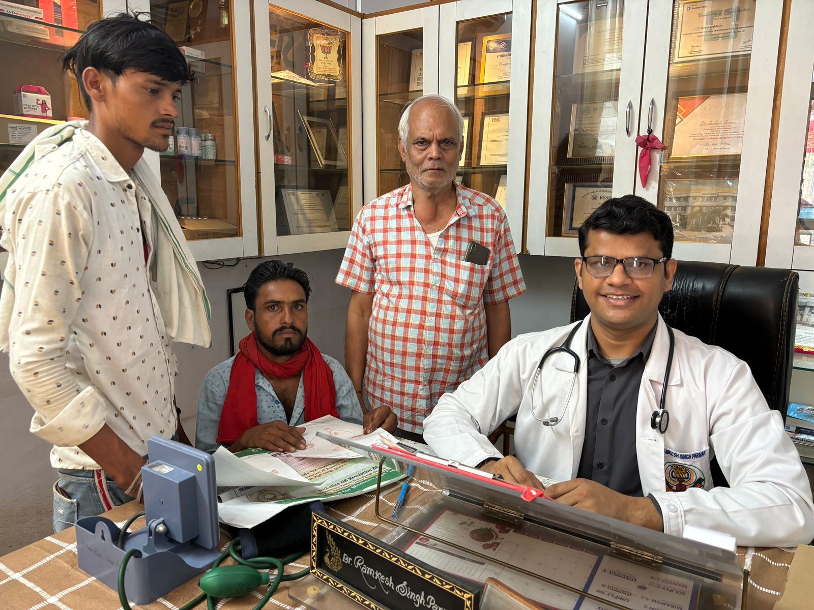 डॉ. रामकेश सिंहमार ने लगाया निशुल्क चिकित्सा शिविर, सैकड़ों मरीज हुए लाभांवित पर