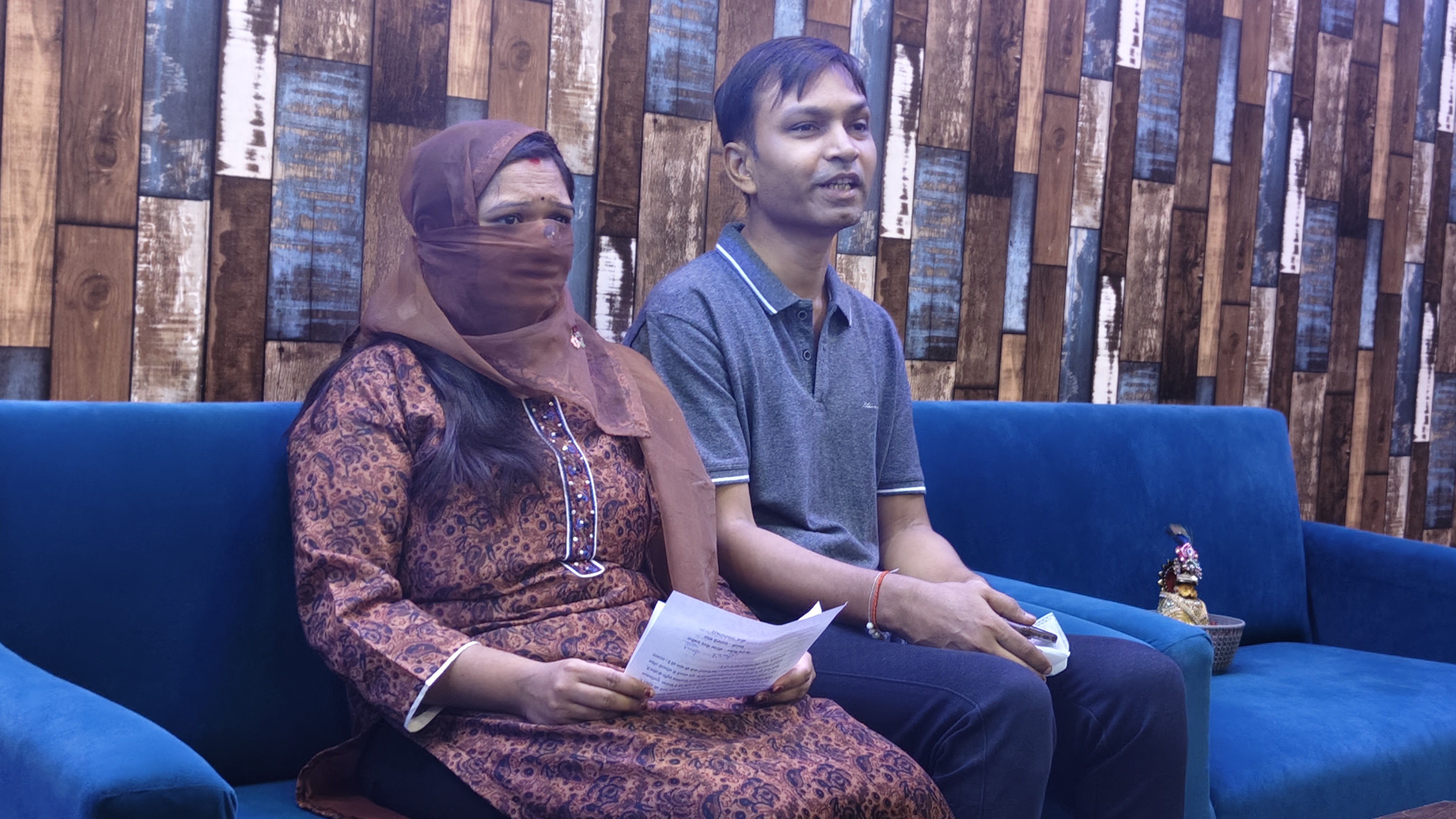 ब्याज माफिया वासुदेव से परेशान है एकदम पति पैसे लौटाने के बाद भी नहीं दे रहे चेक व दस्तावेज, पुलिस से कार्यवाही की मांग