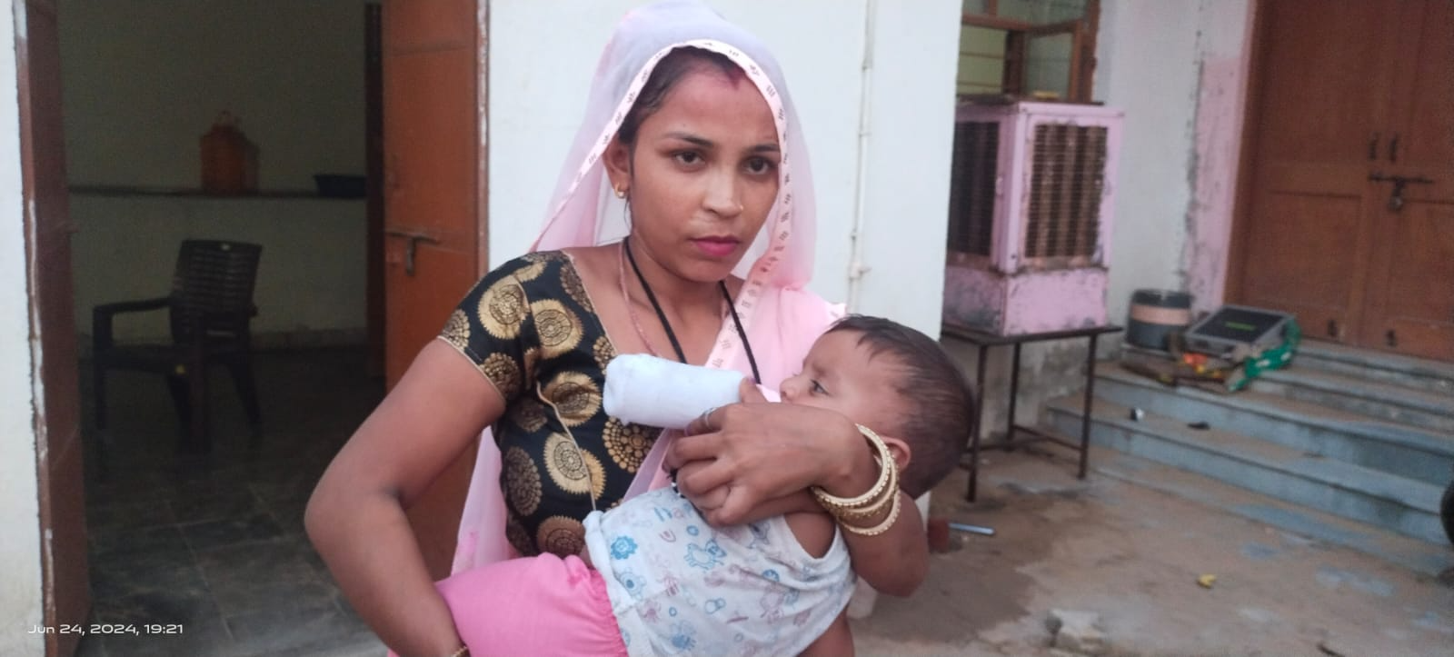 महिला सुरक्षा एवं सलाह केंद्र जमवारामगढ़ द्वारा पुलिस की मदद से दुधमुहे सात माह के बच्चे को मिला अपनी मां का प्यार