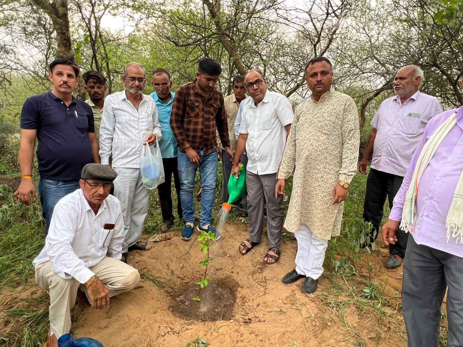 भाजपा विधायक प्रत्याशी रहे श्रवण चौधरी ने एक पेड़ माँ के नाम अभियान के तहत पौधा लगाया