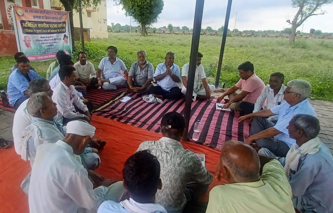 महज आश्वासनों से नहीं माने ग्रामीण..चिकित्सक लगने तक जारी रहेगा धरना