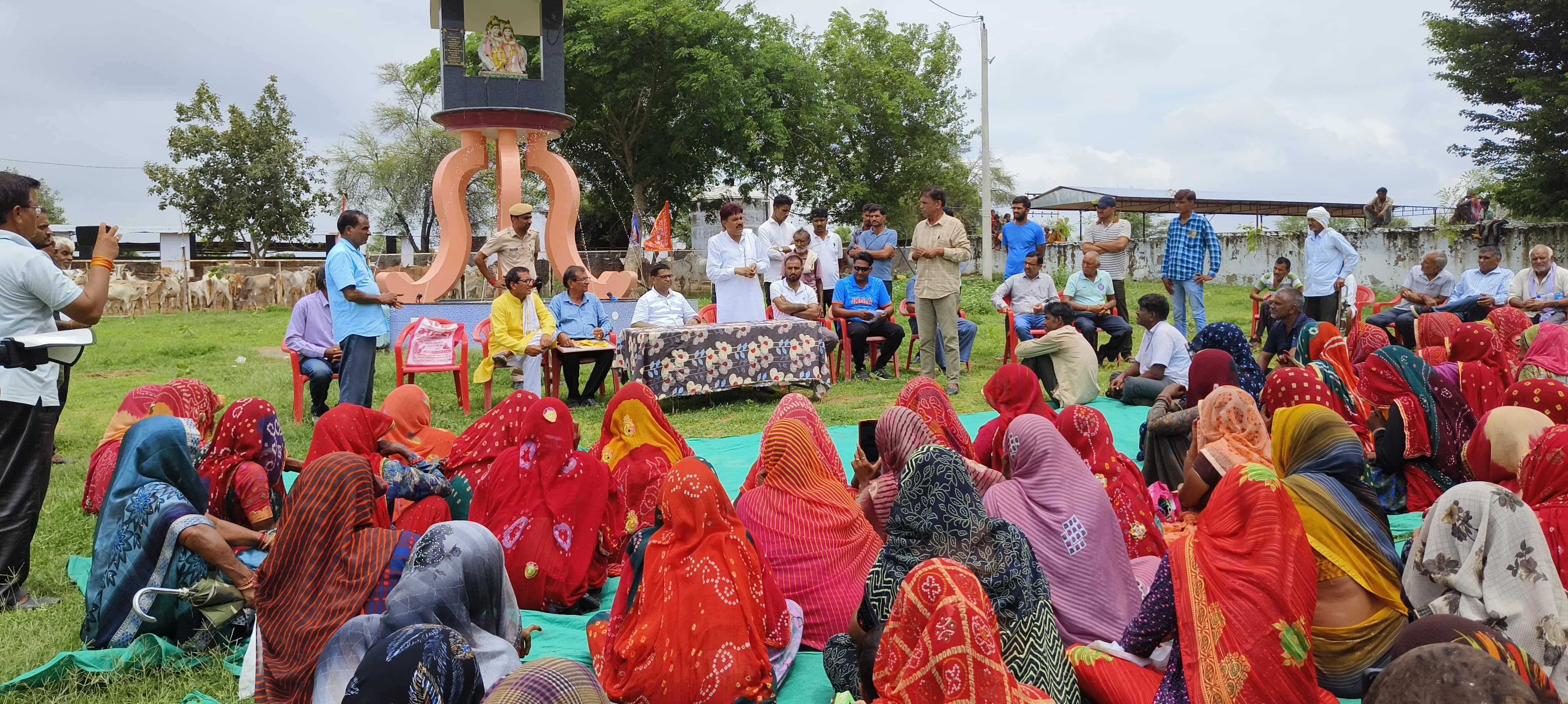 सुदरासन में सघन पौधारोपण का हुआ आयोजन