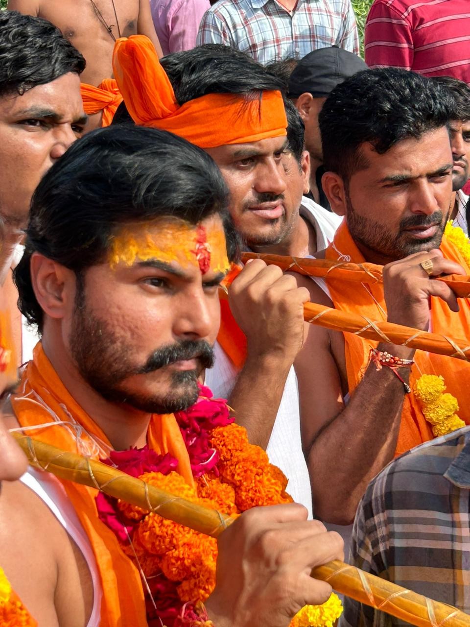 झोटवाड़ा विधानसभा कांग्रेस प्रत्याशी चौधरी कावड़ लेकर पहुंचे शिव मंदिर, किया अभिषेक