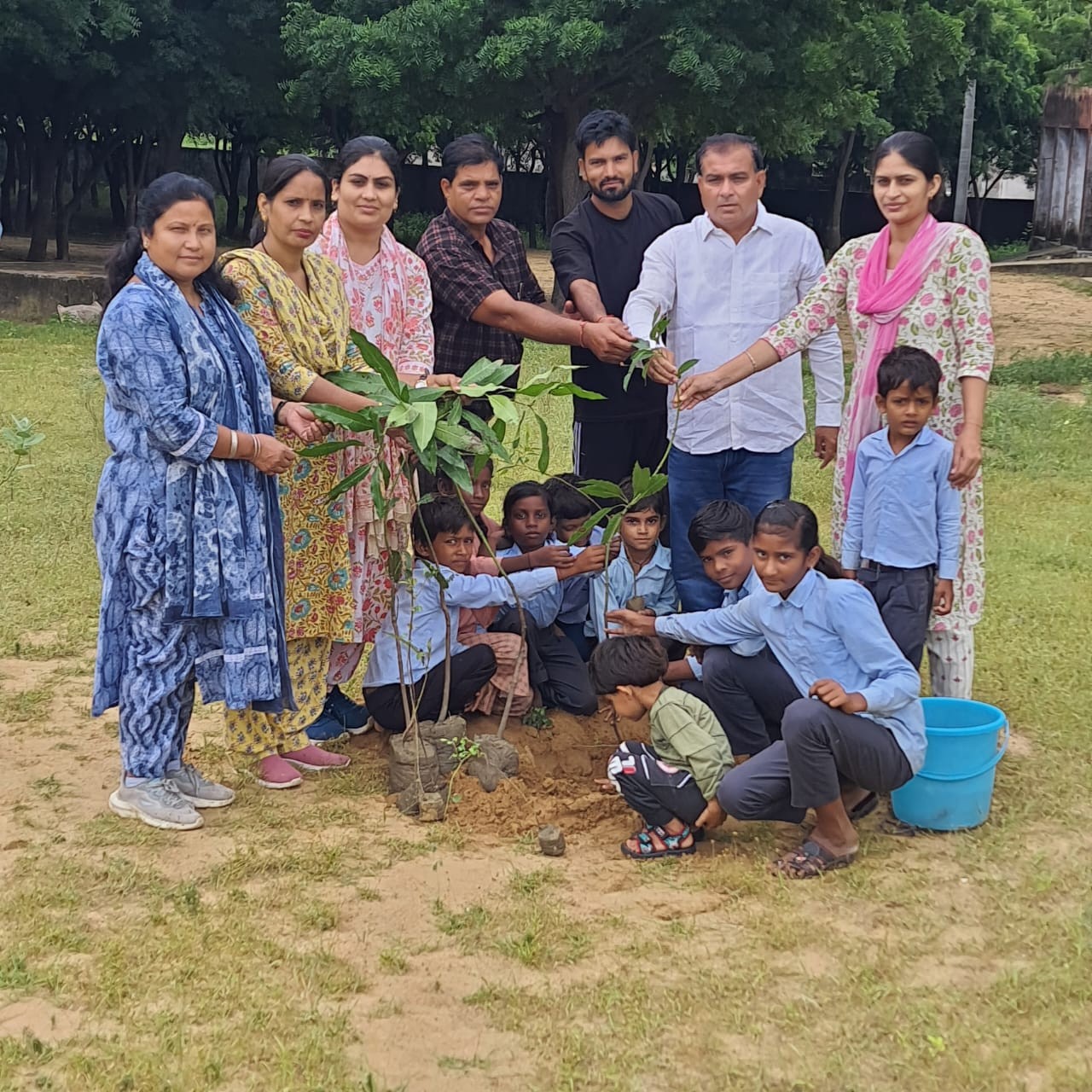 समाजसेवियों ने किया राजकीय उच्च प्राथमिक विद्यालय कोदर में पौधारोपण