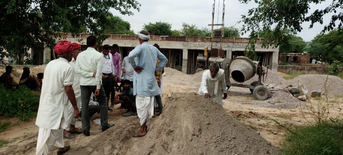 राजकीय स्कूल के मासूमों की जिंदगी से खिलवाड़..ठेकेदार ने सीमेंट-बजरी की जगह मिट्टी से डाली छत!