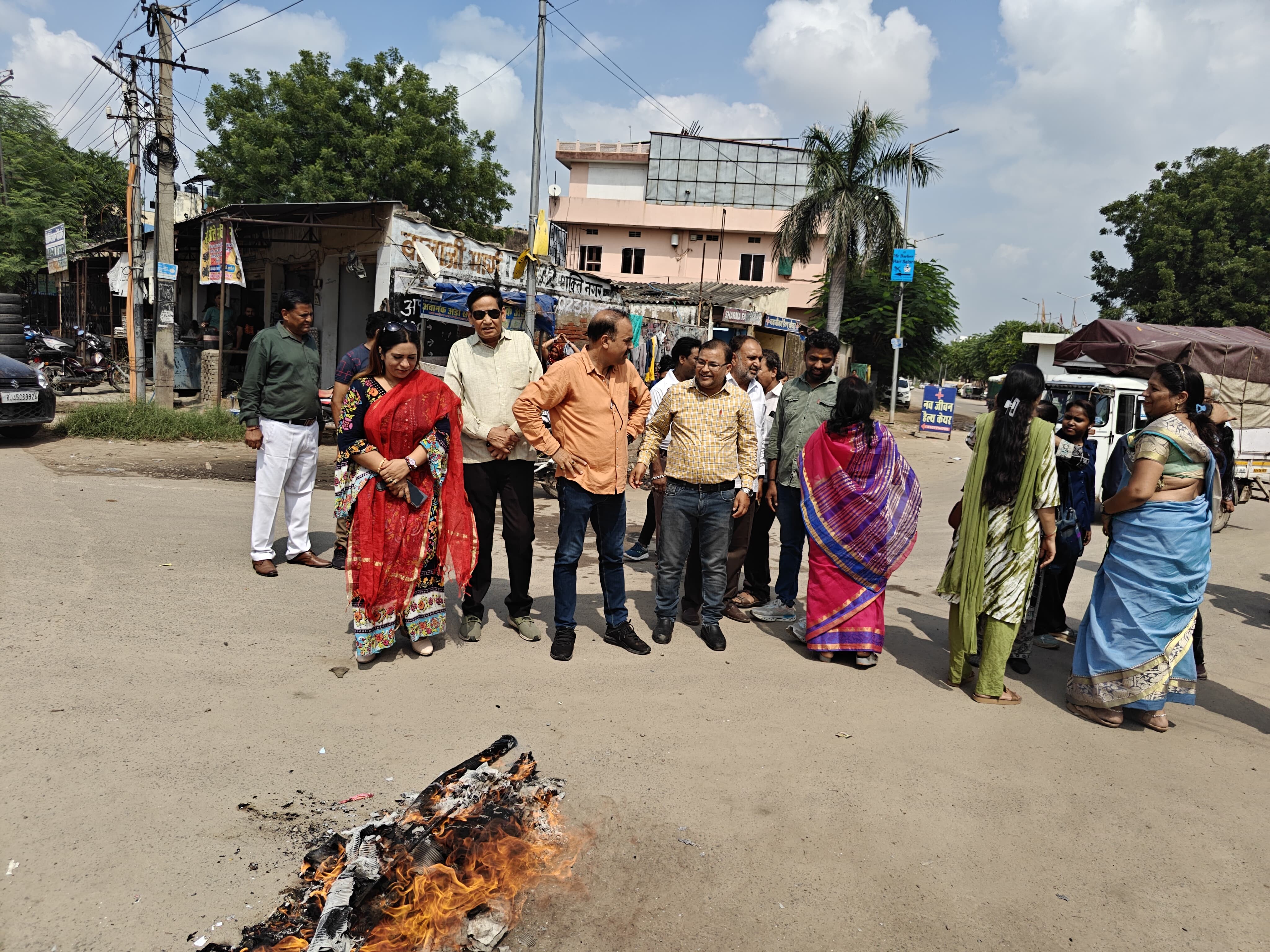 राहुल गांधी पर भाजपा नेताओं के द्वारा किए गए विवादित बयान को लेकर ब्लॉक कांग्रेस कमेटी झोटवाड़ा शहर का प्रधानमंत्री का पुतला दहन व प्रदर्शन