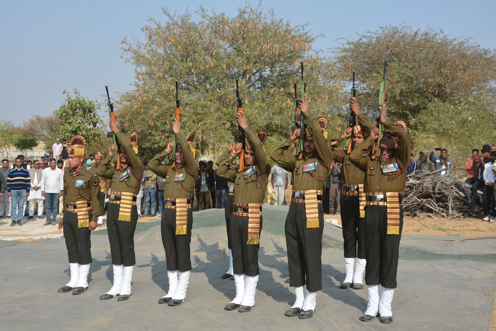 आर्मी के शहीद जयपाल यादव को सैन्य सम्मान के साथ दी अंतिम विदाई