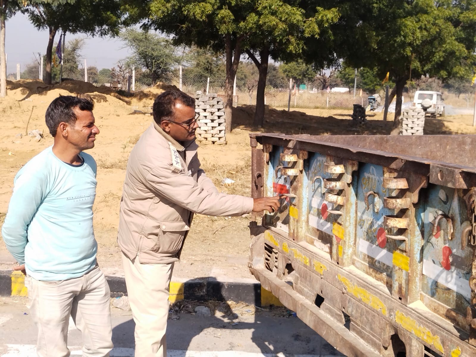 सीकर में सडक़ सुरक्षा के लिए किया जागरूक, कमर्शियल वाहनों पर लगाए रिफलेक्टर; हेलमेट पहनने को किया प्रेरित