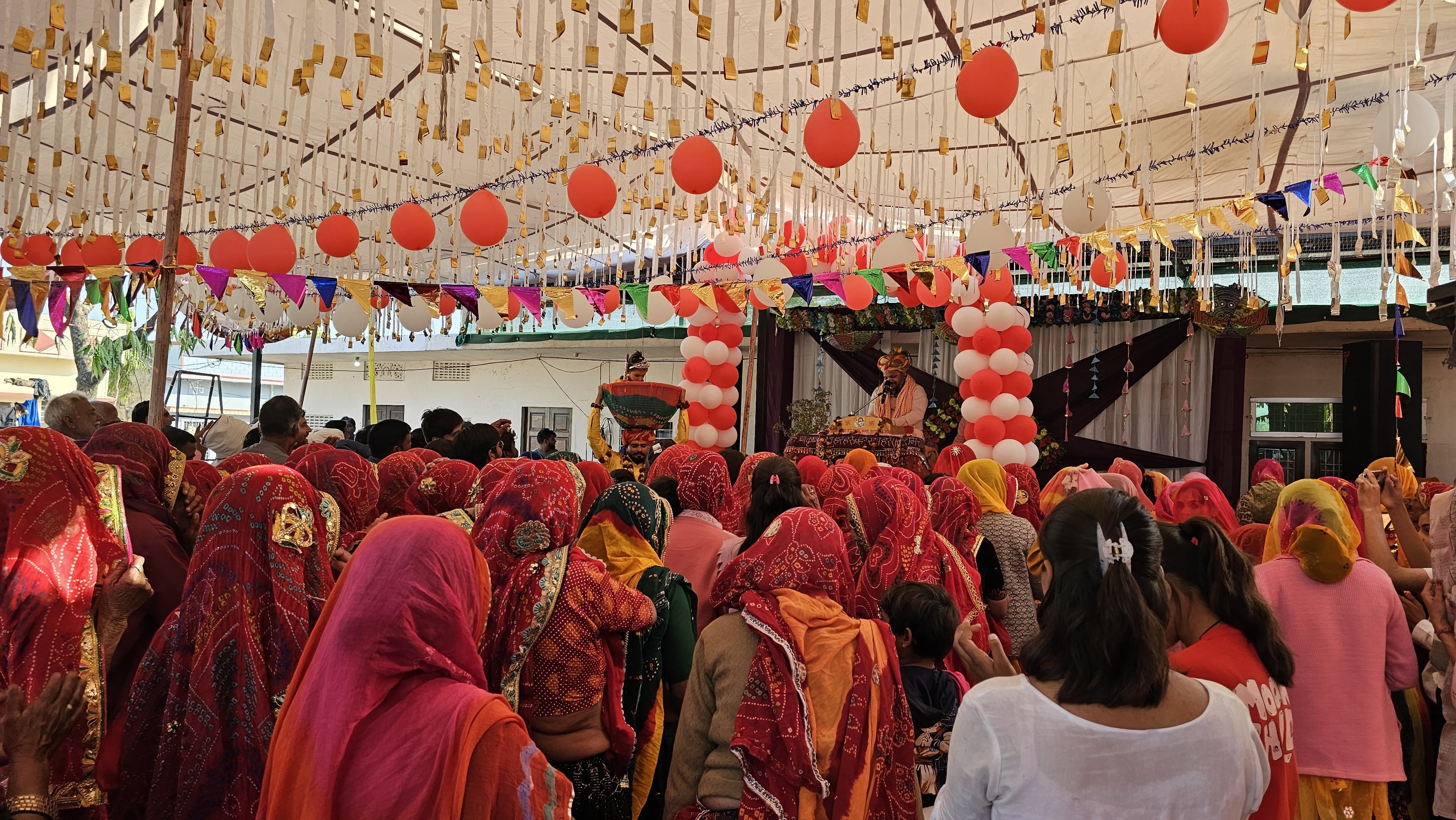 चिरनोटिया में जारी श्रीमद्भागवत कथा में मनाया भगवान श्री कृष्ण का जन्मोत्सव