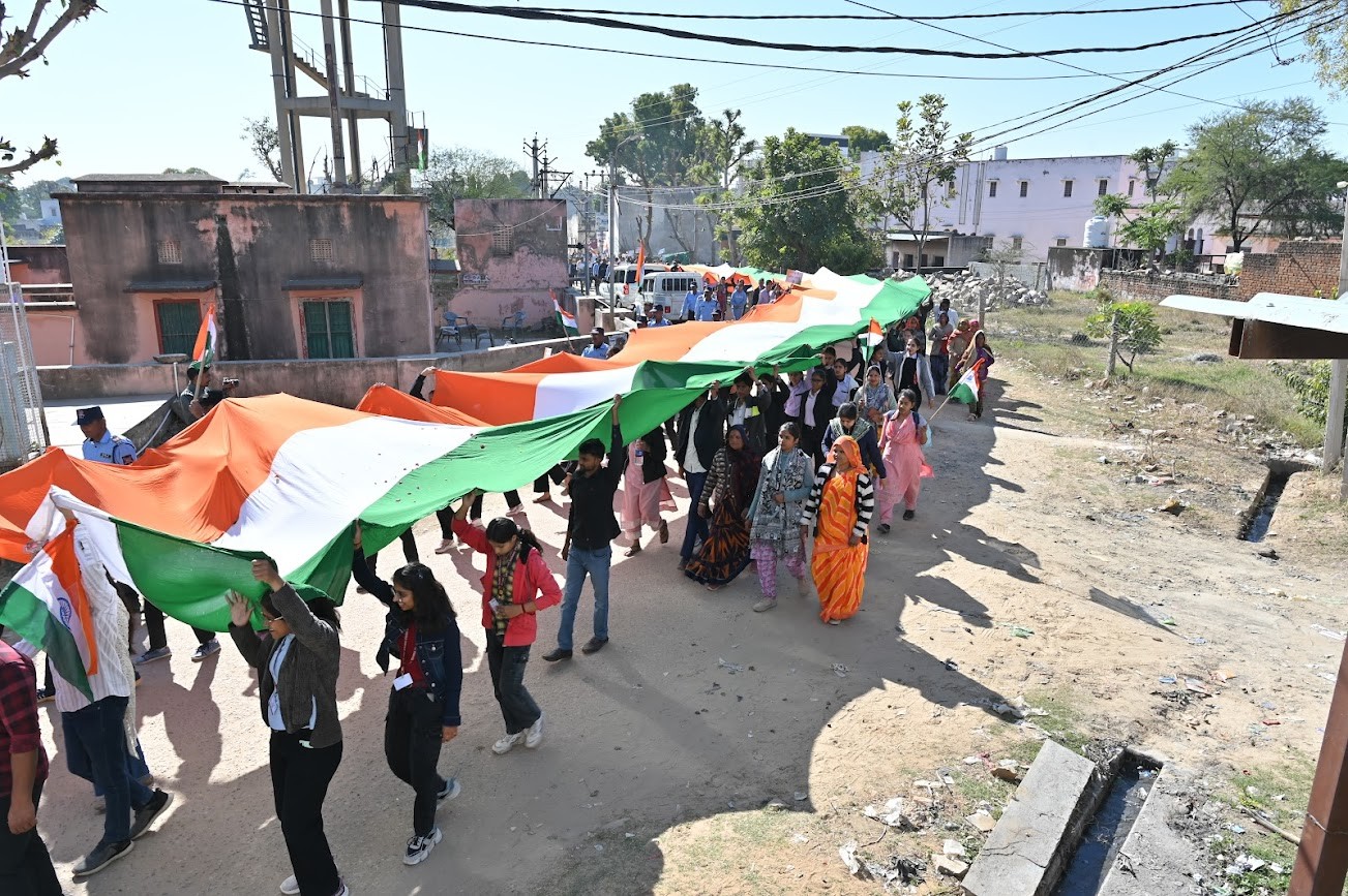 शेखावाटी यूनिवर्सिटी ने निकाली तिरंगा यात्रा, 252 फीट लंबा तिरंगा बना आकर्षण का केंद्र