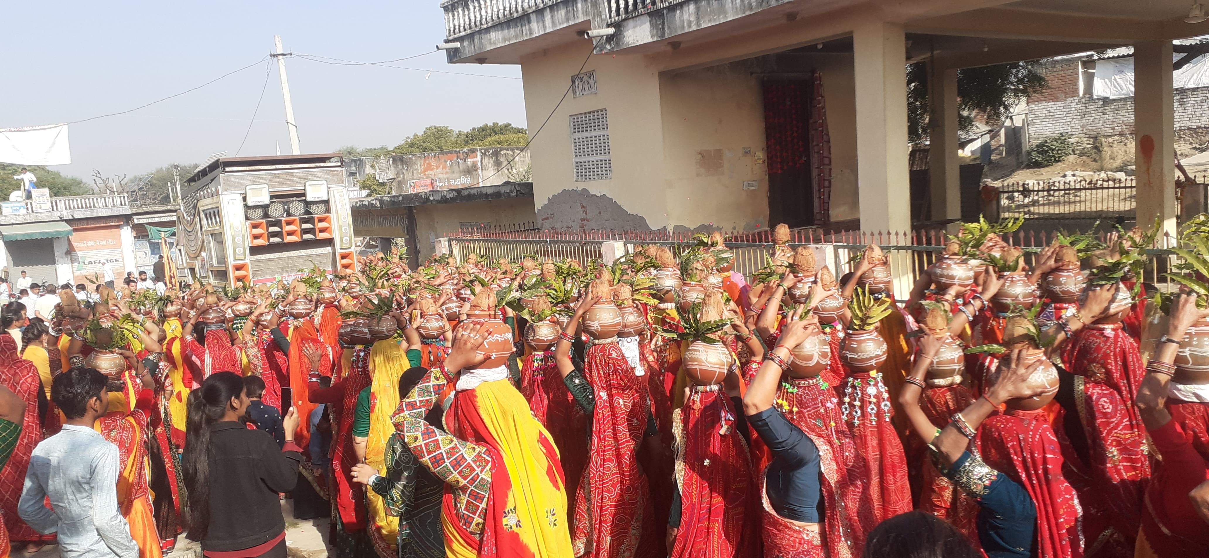 श्री बालाजी गौशाला में भागवत कथा का कलश यात्रा के साथ शुभारंभ, पहले दिन श्रद्धालु भावविभोर