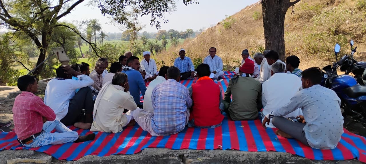 आदिवासी भील समाज चौखला भीमकुंड की बैठक रतनापाडा मंदिर मे हुई आयोजित