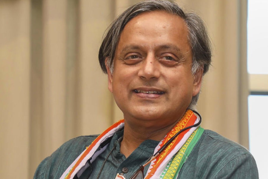 शशि थरूर की कूटनीति लाई रंग,  इस देश को पाकिस्तान प्रेम से करना पड़ा तौबा