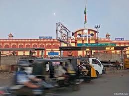 अजमेर में अवैध पार्किंग से पीआर मार्ग स्टेशन रोड कचहरी रोड की यातायात व्यवस्था बिगड़ी।