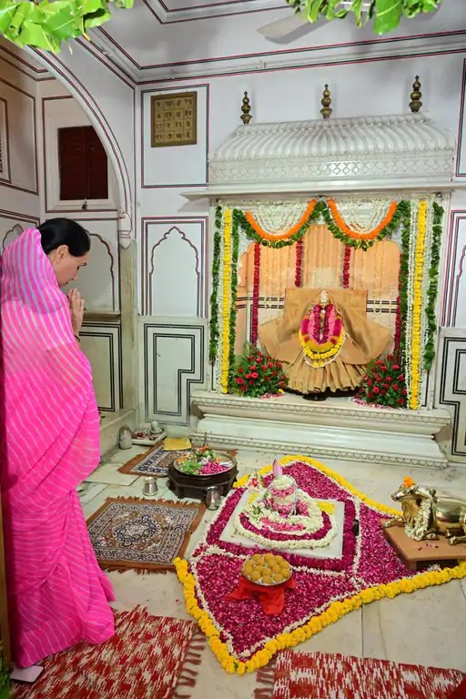 सावन के पहले दिन शिव मंदिर पहुंचीं उपमुख्यमंत्री दीया कुमारी