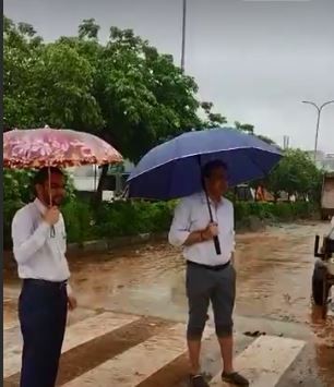 जयपुर में बारिश से सड़कों पर भरा पानी  पेड़ गिरा