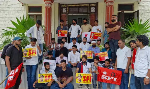 छात्रसंघ चुनाव बहाली के लिए जमीन समाधि में बैठा छात्र