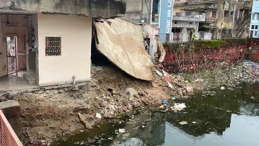 अजमेर में बरसात, मंदिर का पिछला हिस्सा ढहा