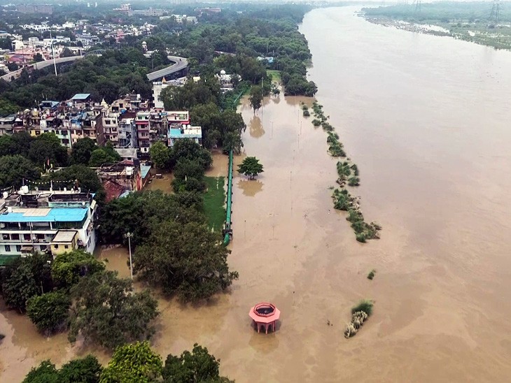 दिल्ली के कई इलाकों में पानी भरा