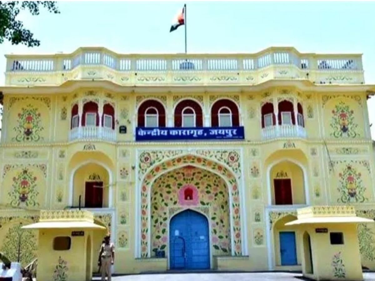 जयपुर जेल से करंट वाले तारों को फांदकर भागे कैदी