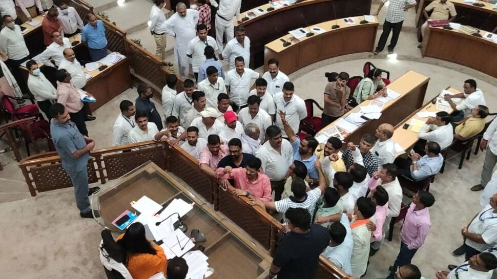 नगर-निगम ग्रेटर की सभा में सीटों पर चढ़े कांग्रेस पार्षद