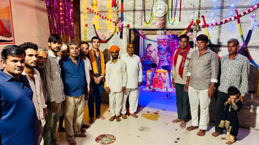 गायक भगवत सुथार ने किए चामुण्डा माता के दर्शन
