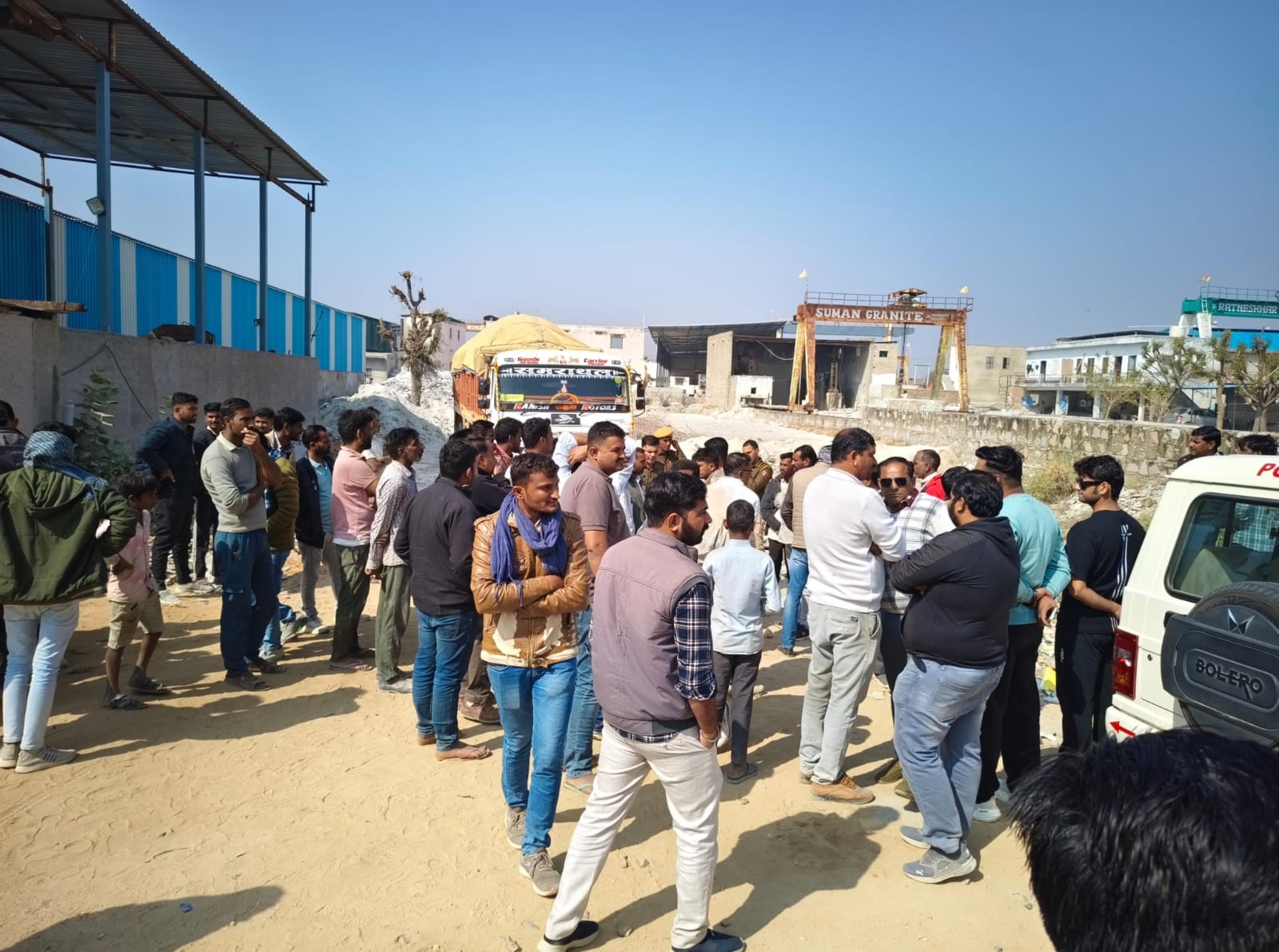 कोर्ट की रोक के बावजूद 'वसूली' का आरोप, ड्राइवर के साथ मारपीट से गरमाया माहौल