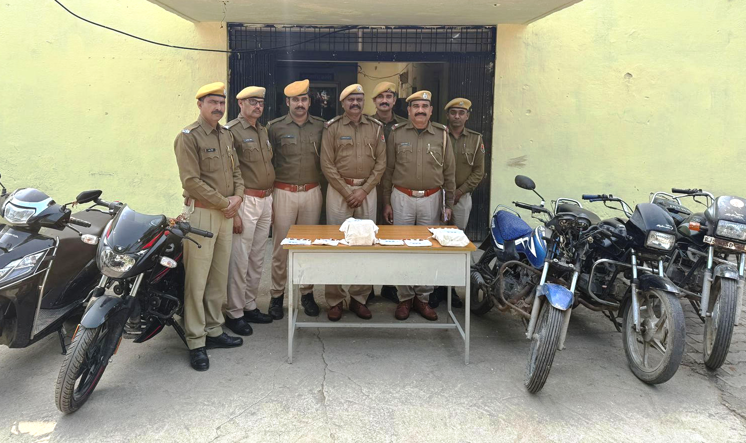 झालावाड़ पुलिस की बड़ी 'सर्जिकल स्ट्राइक': MP में चल रही ड्रग्स फैक्ट्री पकड़ी, 320 KG केमिकल के साथ 5 तस्कर गिरफ्तार।
