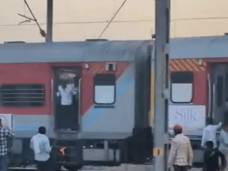 धौलपुर में चलते ट्रेन के जनरल कोच में लगी आग, सतर्कता से टला बड़ा हादसा