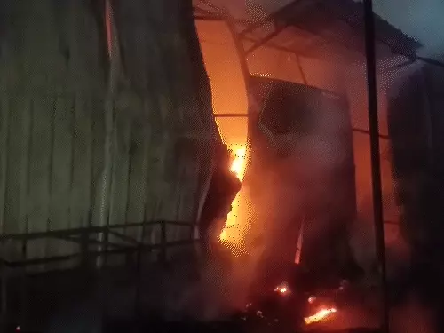 आमेर में प्लाईवुड गोदाम में भीषण आग, 15 लाख का सामान जलकर राख