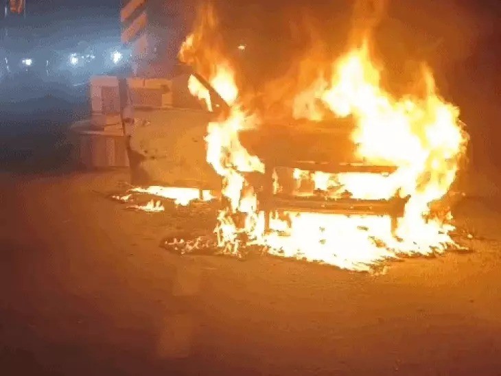 कोटा में चलती कार बनी आग का गोला, ड्राइवर की सूझबूझ से टला बड़ा हादसा